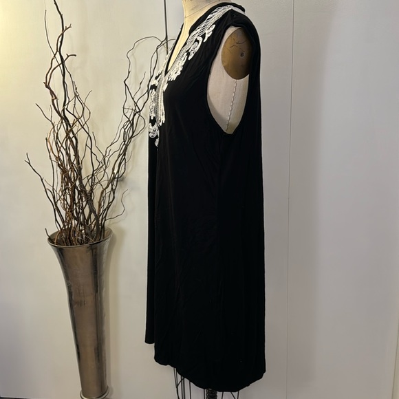 Grace Elements Midi Dress in black with white embroidery - Picture 3 of 5